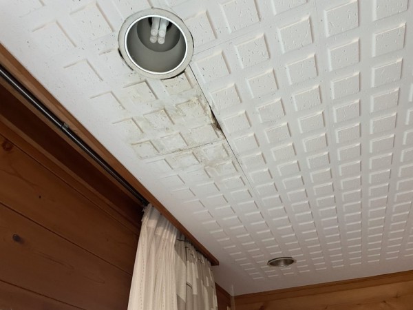 天井の雨漏り　原因は2階ベランダ床と天窓サムネイル